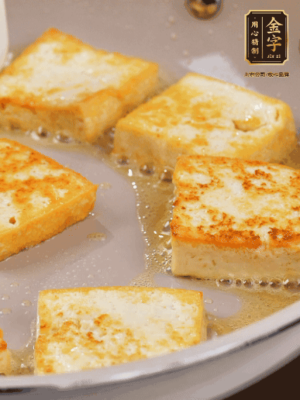 豆腐切片，兩面煎一下備用；春筍切段