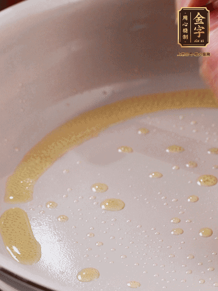 少許菜籽油，姜絲、咸肉煸出油脂香味