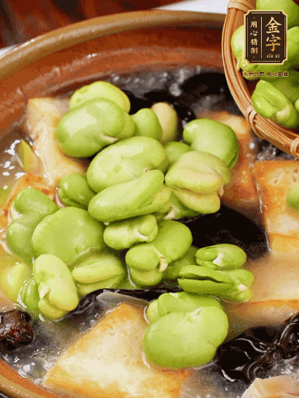 最后可以放豆瓣、木耳煮熟，依照個(gè)人口味加點(diǎn)鹽調(diào)味