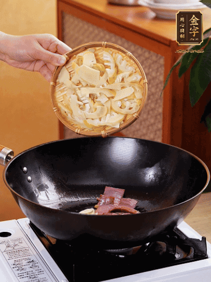 油熱，下蒜末、火腿煸炒出香味，再下筍片微微翻炒