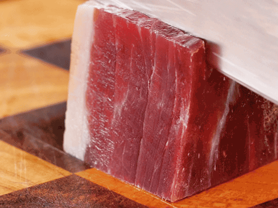 金字火腿去皮切片，溫水浸泡5分鐘