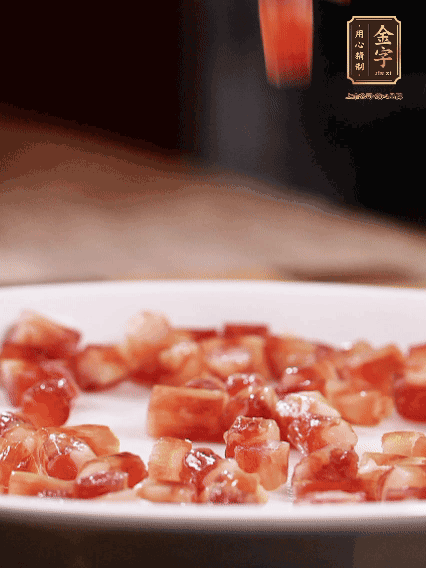 金字迷你小香腸切小段，煎出肉香