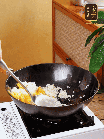 3個(gè)雞蛋攪成蛋液，下鍋煎至5成熟