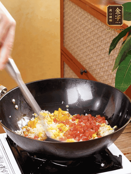 放隔夜飯攪散，加香腸，1勺生抽、半勺鹽調(diào)味。最后撒蔥花