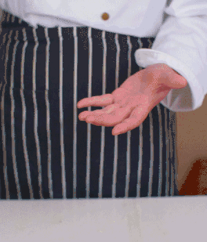 小蔥切碎，淡火腿切碎。