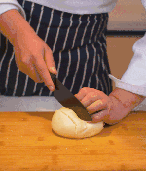 饅頭表面切出1cm左右的網(wǎng)格。