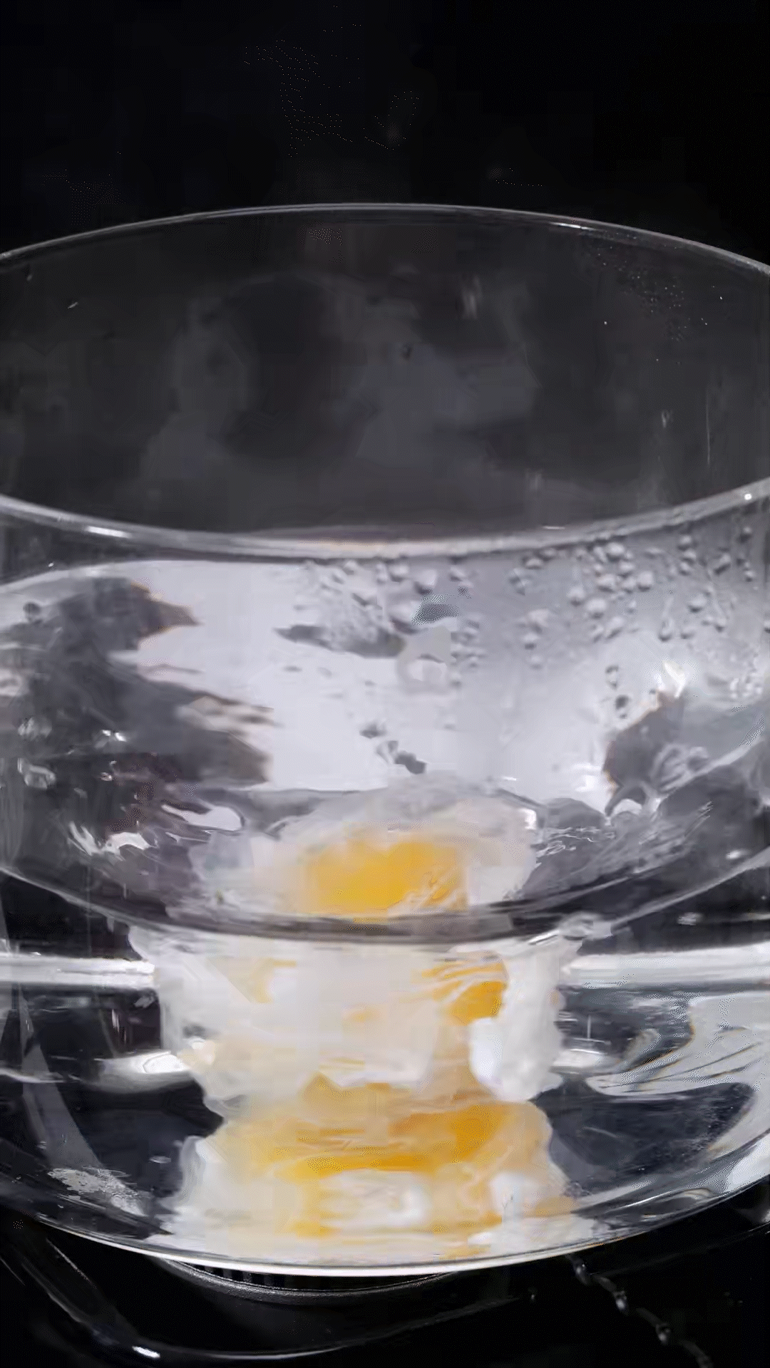 水開加入白醋和雞蛋，做成水波蛋
