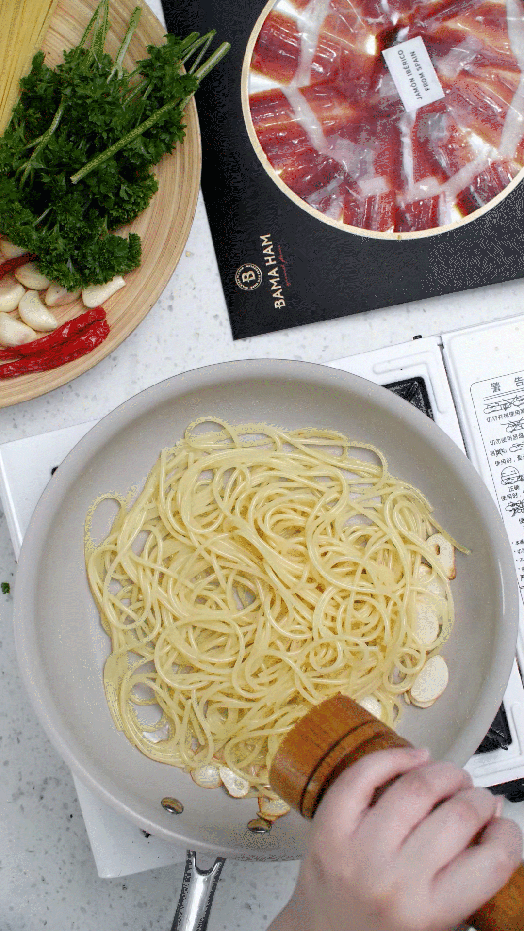 起鍋燒水，水開加入1勺橄欖油和1勺鹽，煮開后放入意面，水再次煮開后轉(zhuǎn)中小火，5號(hào)面約8-10分鐘
