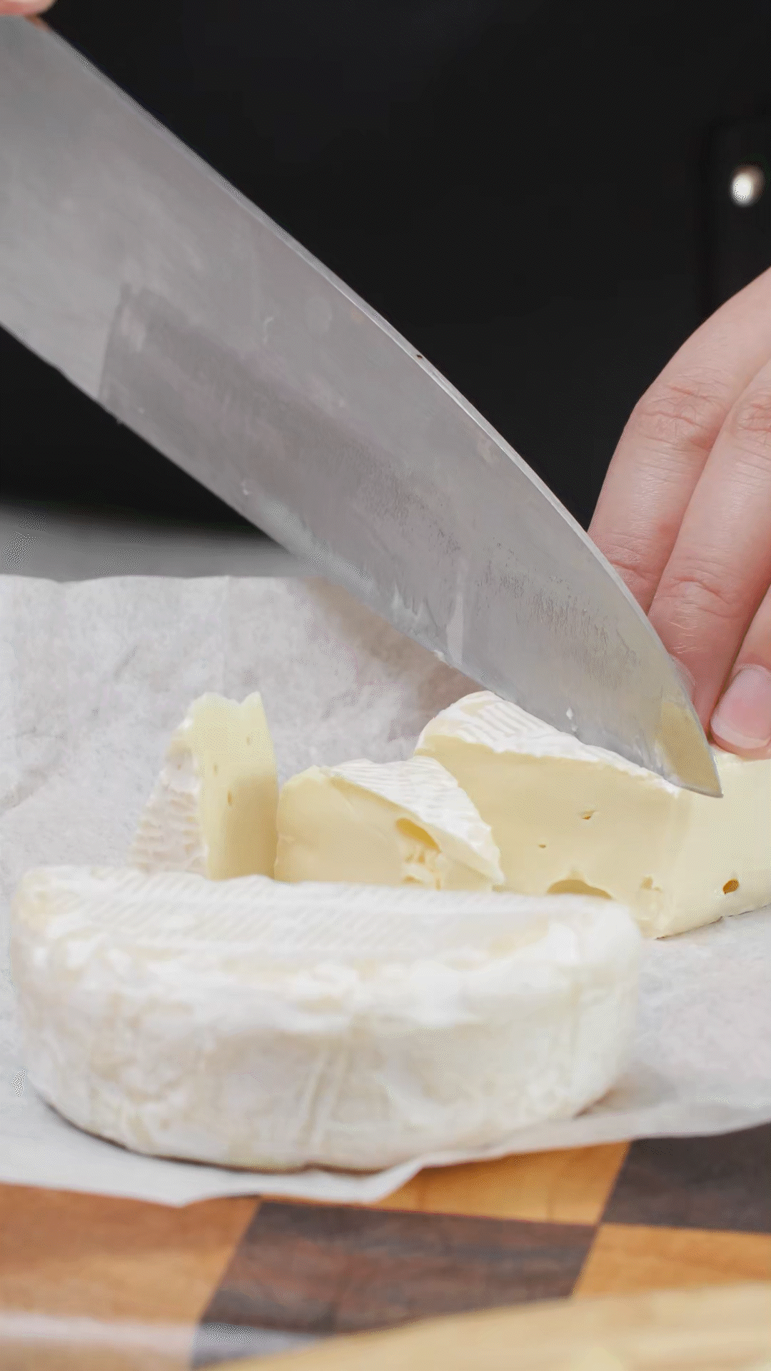 ①布里奶酪切塊、蘇打餅干掰成合適大小