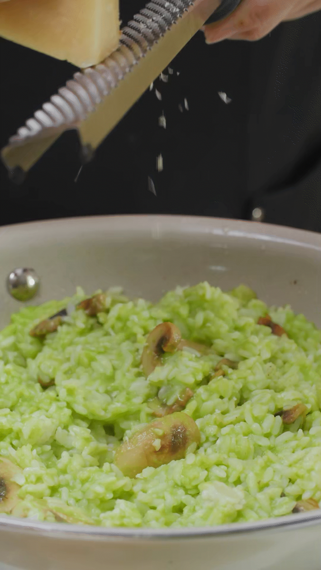 倒入豌豆泥、干酪、一塊黃油和黑胡椒海鹽調(diào)味
