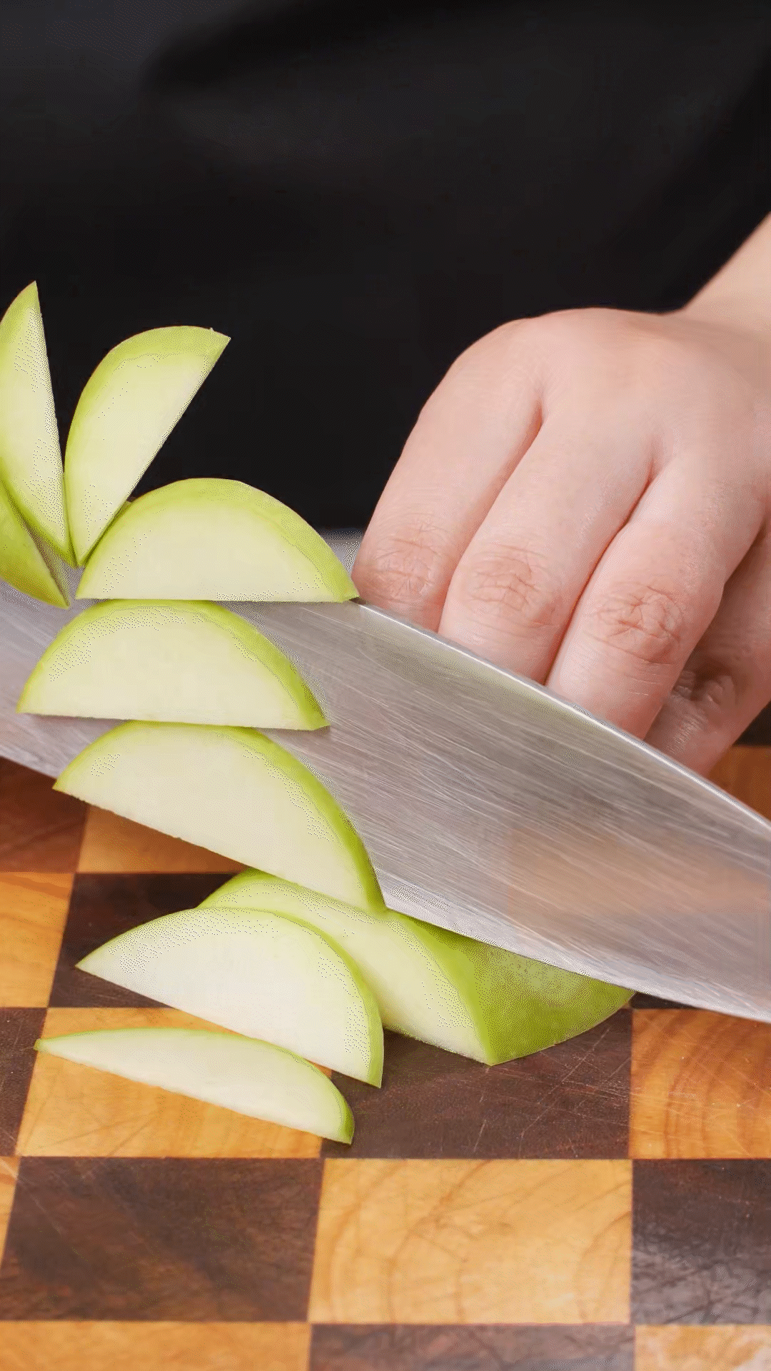 蘋果、梨子洗凈改刀
