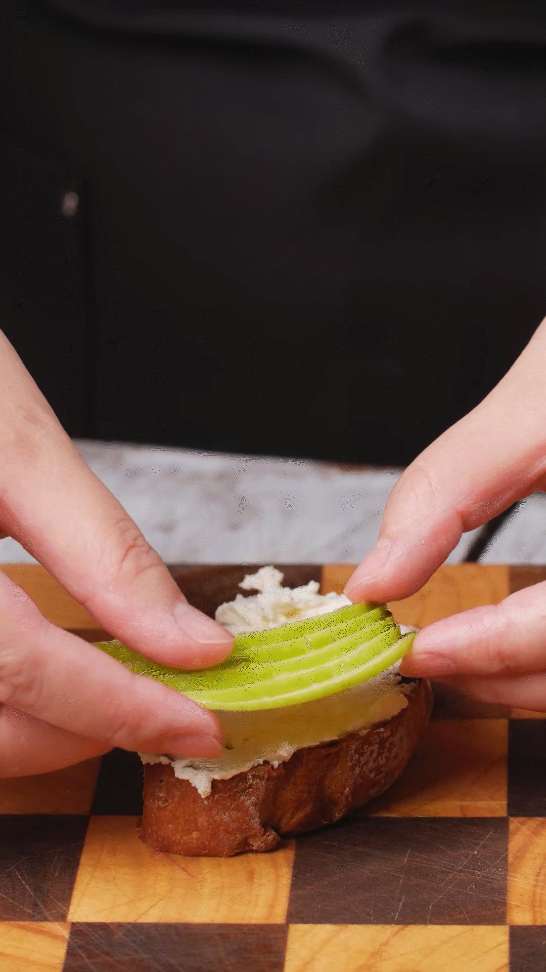 歐包抹上奶酪依次放上：蘋果、梨、藍莓
