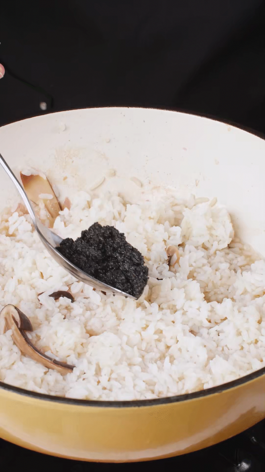 底油放入洋蔥爆香后加入黑皮雞樅菇、口蘑，用白葡萄酒增鮮
