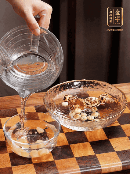 將雞肉、鮑魚、蝦仁焯水，冬菇、蓮子、干貝泡發(fā)