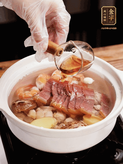 7種食材+帶皮冬瓜塊用砂鍋/電飯煲煮湯功能煮熟，少許鹽、花雕調(diào)味