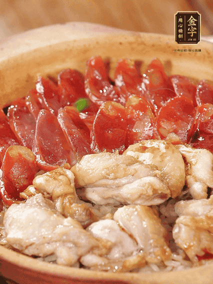 蓋蓋小火燜，沿鍋邊淋一圈油，轉(zhuǎn)動砂鍋燜4分鐘