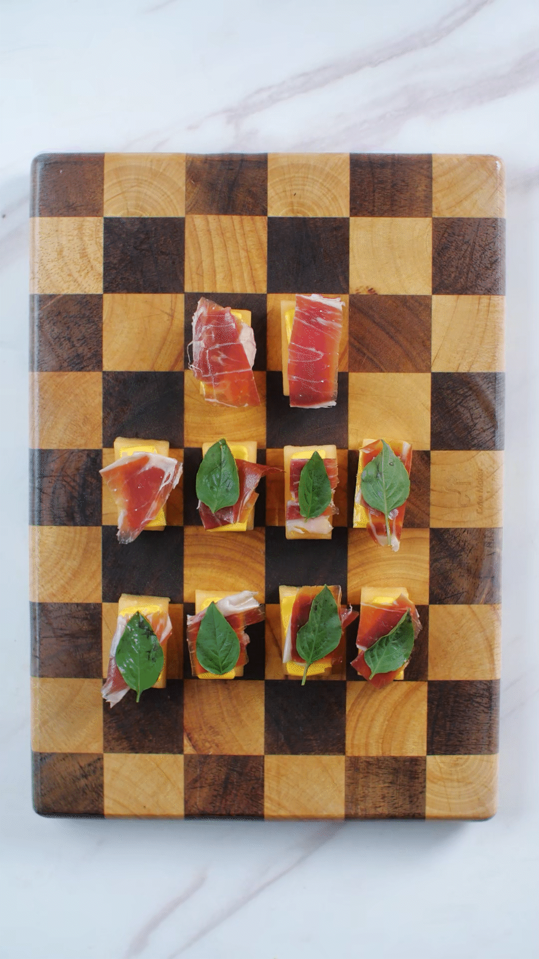 依次放上：奶酪、巴瑪火腿