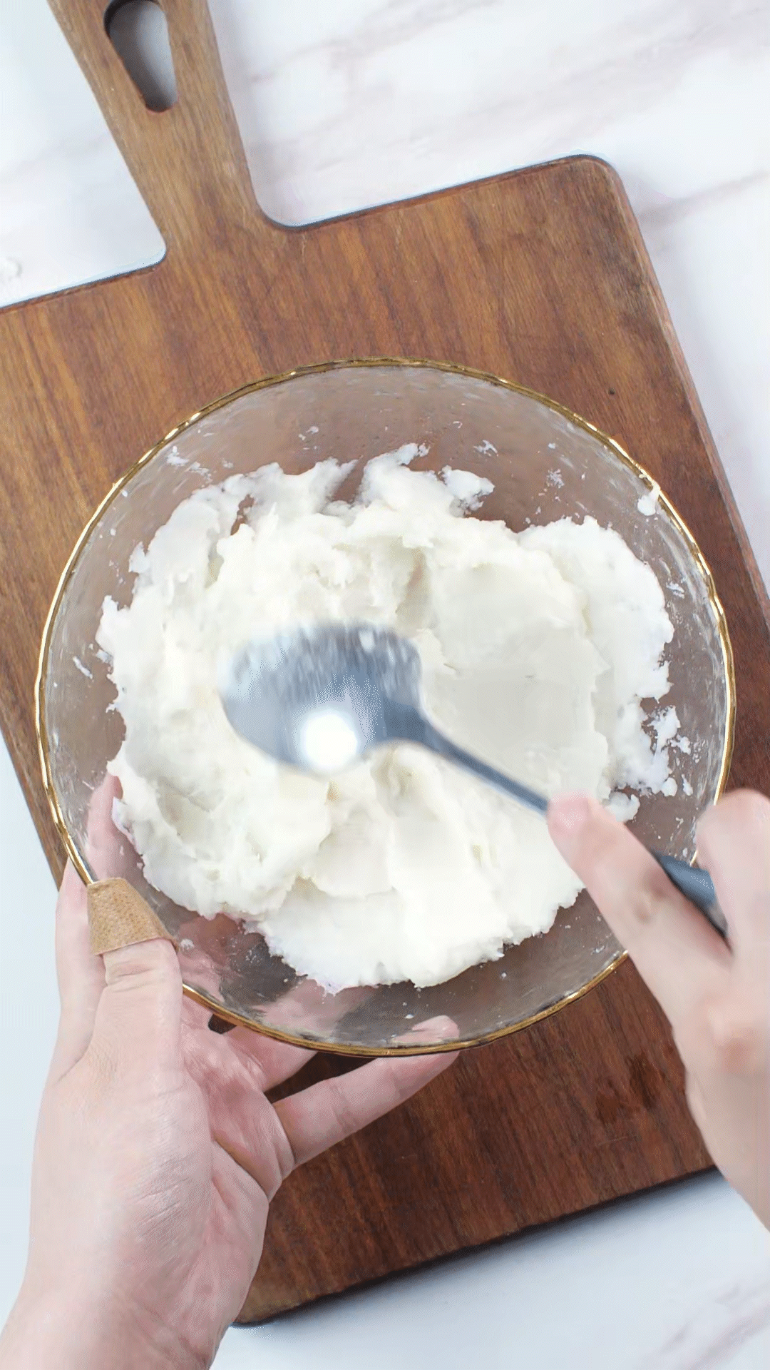 山藥去皮蒸熟，用涂抹奶酪、海鹽、橄欖油調(diào)味