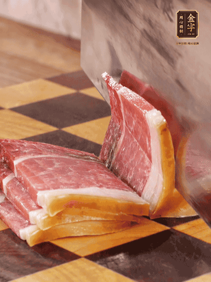 金字火腿切片，溫水浸泡5分鐘；肉皮泡發(fā)，切成小塊。