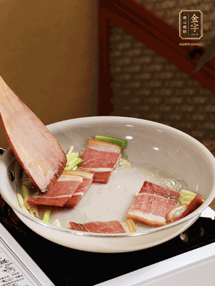 熱油下鍋，火腿、蔥姜蒜煸出香味備用