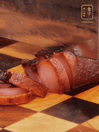 金字醬肉，煮熟切條；蓮藕去皮，切成條狀，焯水2分鐘