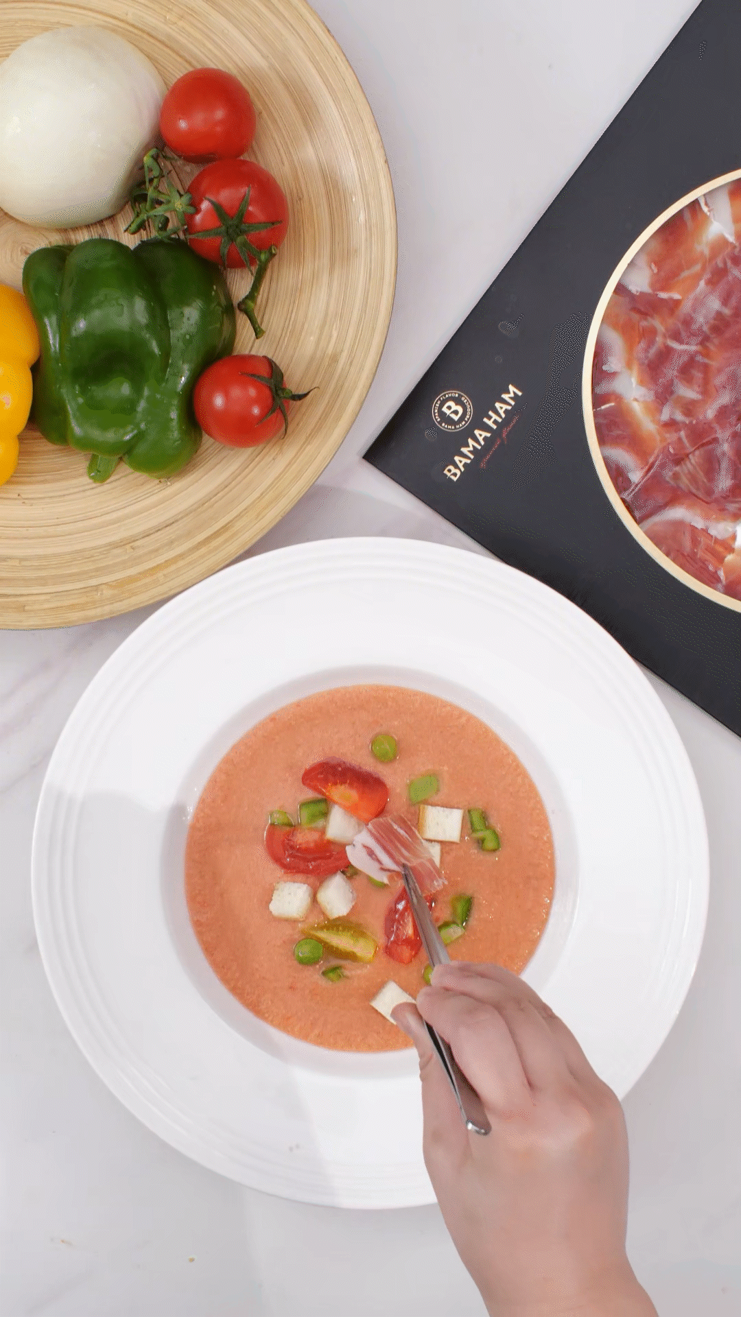 擺盤時(shí)，加入青豆，面包丁，黃瓜丁，烤面包丁，番茄丁