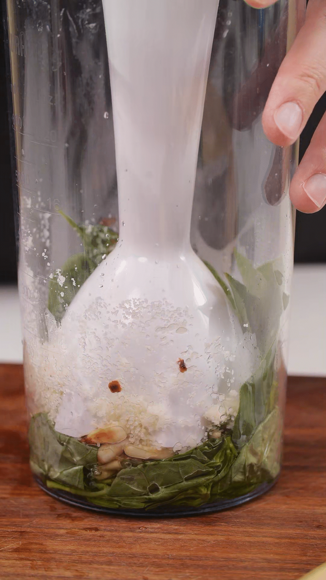 加入松子、現(xiàn)磨芝士碎、大蒜、鹽和檸檬汁、橄欖油，用手持料理機(jī)攪打細(xì)膩均勻
