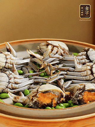 盤底鋪毛豆，依次放大閘蟹、咸肉， 淋一圈料酒、豉油。