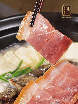 加入一丟丟鹽，撒點胡椒粉，蔥段點綴