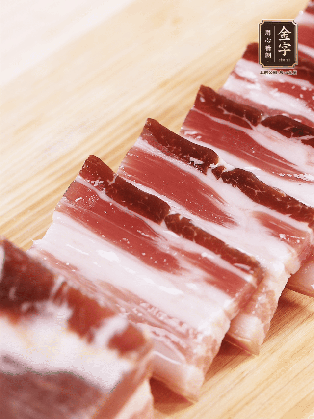 金字淡咸肉切厚片；金字淡咸肉、仔排加蔥姜、料酒焯水3分鐘，溫水洗凈。