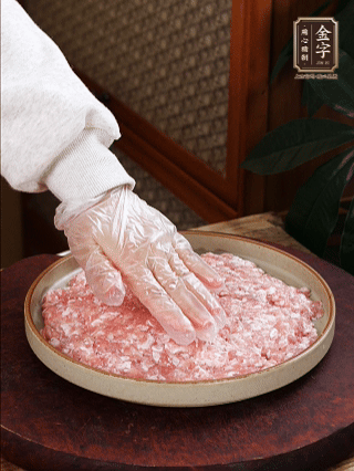 依次鋪肉末，碼入雞蛋豆腐，再鋪上金字香腸。