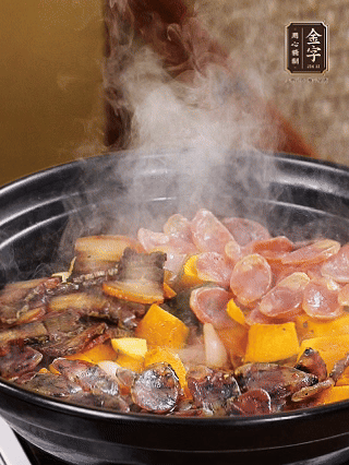 關(guān)火鋪上土香腸、梅干菜香腸、醬肉，加生抽、清水、黑胡椒粉調(diào)成的料汁，中火焗5分鐘