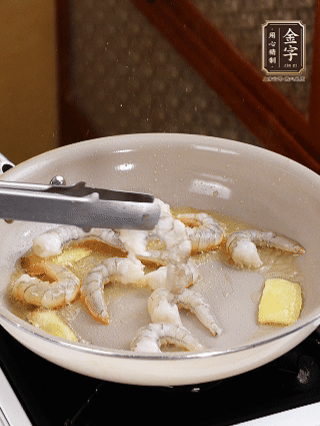 秘制煲仔飯醬油：2勺蒸魚(yú)豉油、半小勺糖、1大勺清水?dāng)嚢杈鶆蛑?分鐘