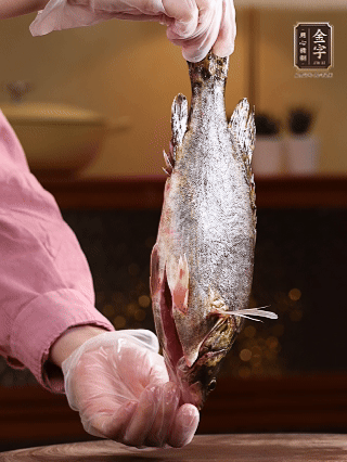鱖魚殺好洗凈，去頭去尾留用，貼著魚背去掉主刺，再切成大小均勻的魚塊
