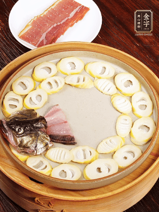 取一個深一點的盤子，按照“春筍墊底、魚肉居中、火腿蓋頂”的順序擺放。魚頭和魚尾擺在兩端，還原整魚形狀