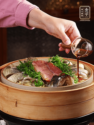 蒸魚時做蒸魚醬汁：鍋中少油，蔥白段、姜片、蒜片、洋蔥絲爆香，加2勺蒸魚豉油、3勺清水、一點白糖煮沸。（比單純淋蒸魚豉油香得多）